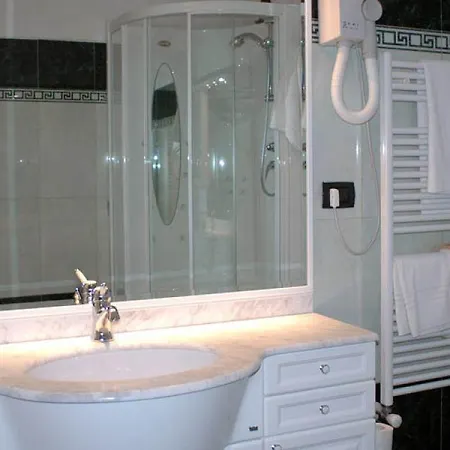 Esperia Hotel 3*